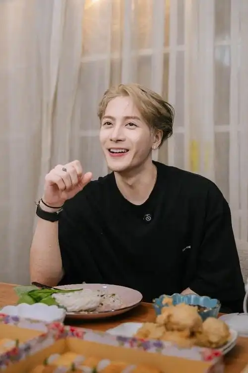 王嘉尔印尼#@王嘉尔印尼行程开启,直播节目里超有活力,还和raditaa