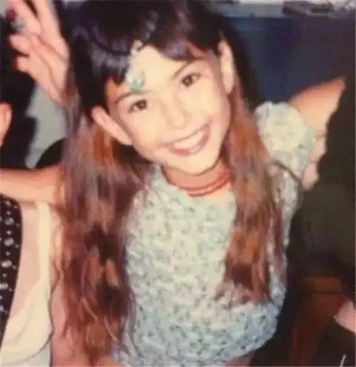 下面这张是昆凌小时候.