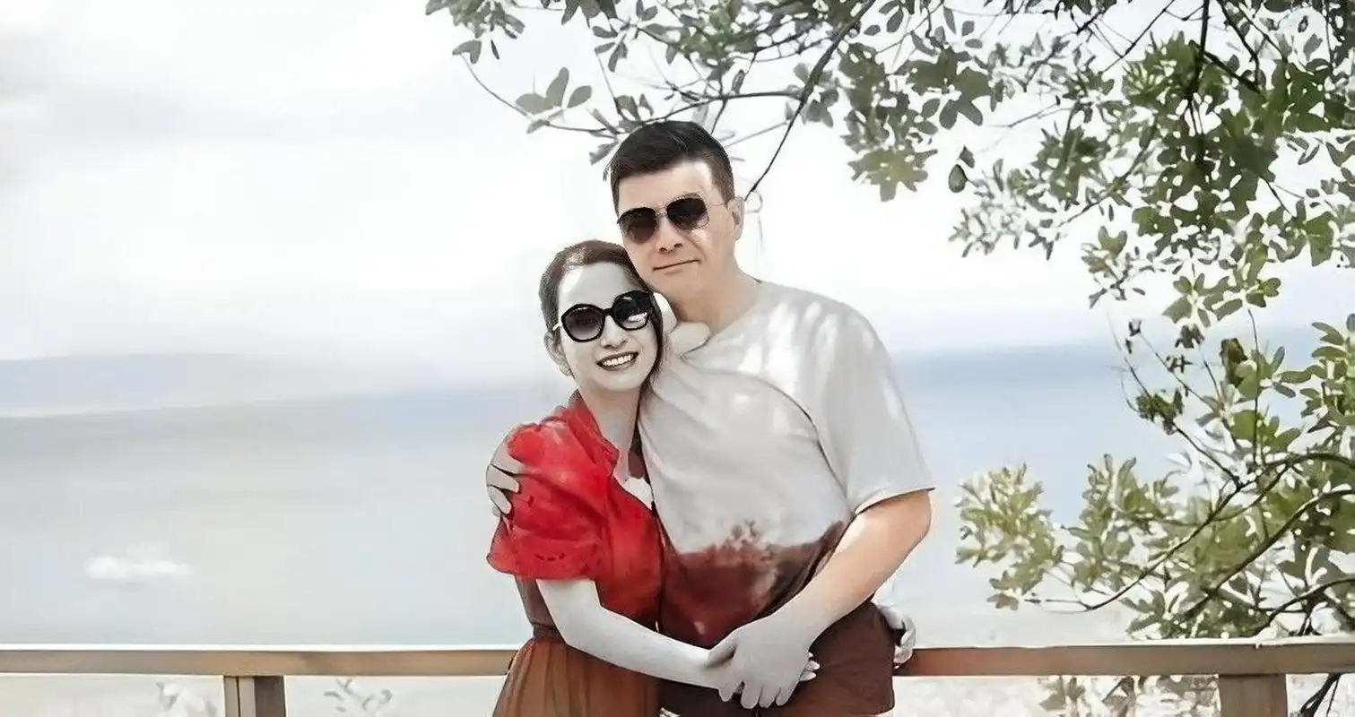 大 44岁的秦海璐穿着玫红的长袍,看起来和大学生一样年轻.