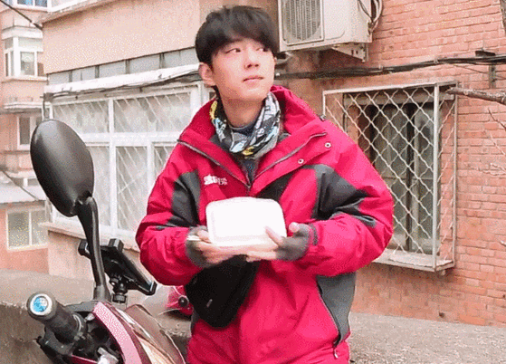 肖战《买耳朵》花絮,收工后忍住眼泪,台词里全是感情戳人泪点