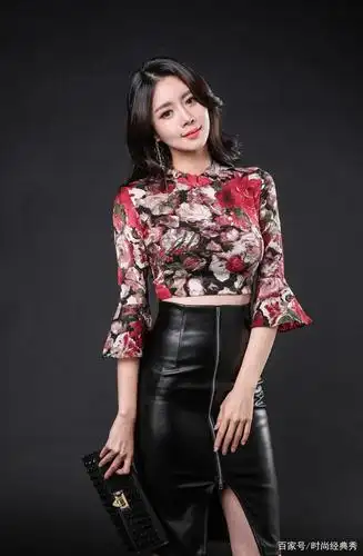 优雅的荷叶袖雪纺衫,不经意间流露出女人成熟的魅力