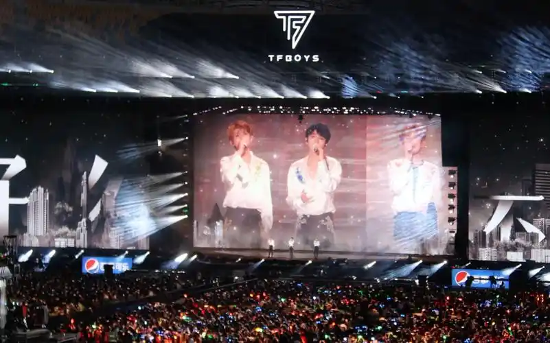 0806 tfboys十年之约演唱会—好久不见(来自三层看台328区5排视角)