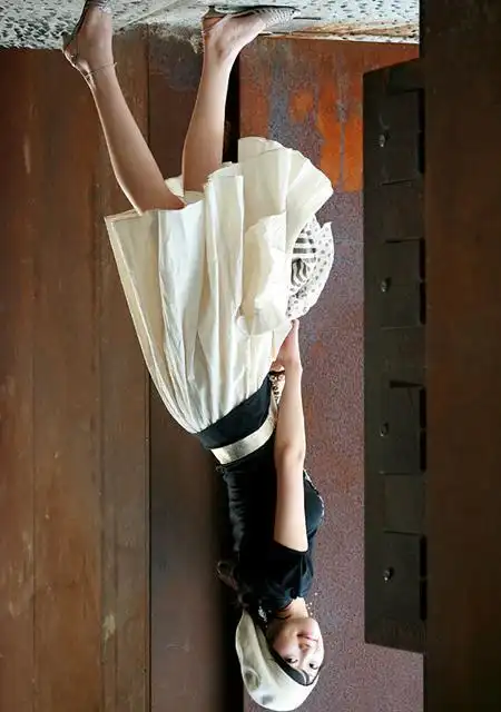 谁敢穿裙子上我的课就罚她倒立