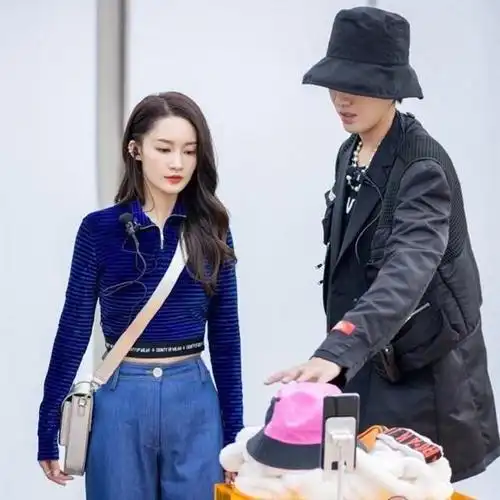 吴亦凡一直走在时尚的前沿,很受各大奢侈品牌方的青睐,拿下了很多一线