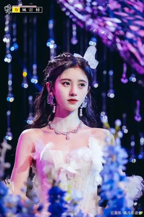 鞠婧祎身穿白色亮片纱裙亮相,这张脸美的太过分