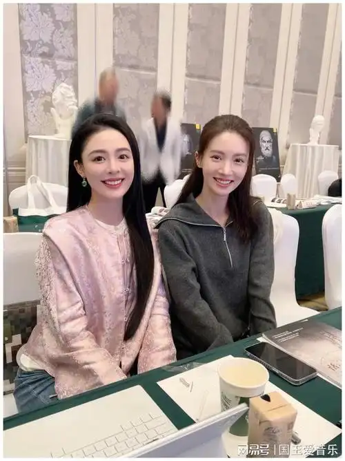 事情的起因是一位素人在社交媒体上晒出了与金晨的合照.