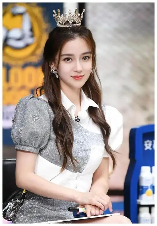 《跑男》第十期"baby的最佳男生"美照来啦,杨颖凤冠造型美爆了