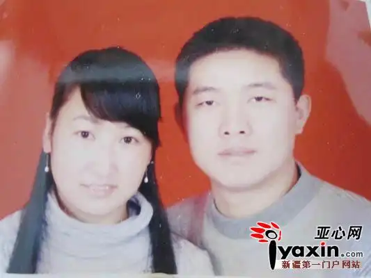 黄莉莉和丈夫去拍结婚证照片,两人不约而同穿着灰色,照相师傅夸他俩有