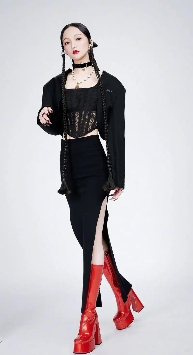 张韶涵优越身材大家有目共睹,穿斜肩上衣搭配高腰裤,高挑又洋气