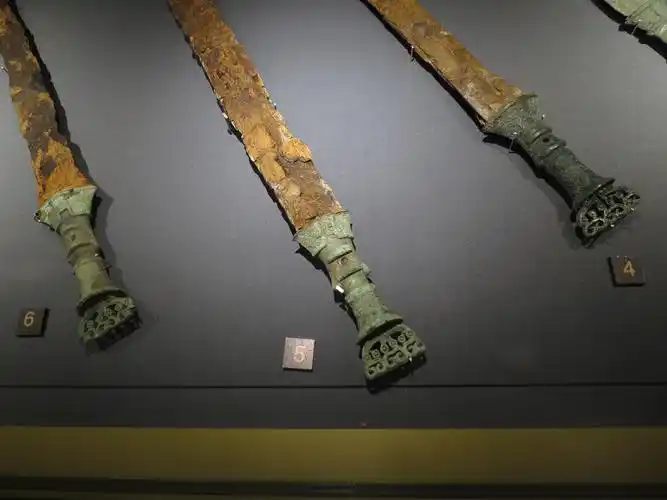 汉代贵州的铜柄铁剑,造型有西南当地特色.