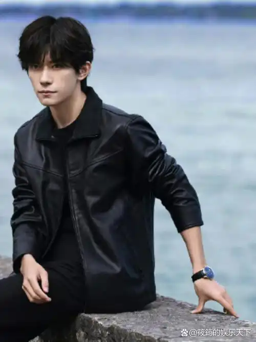 易烊千玺端午海边漫步,黑色皮衣造型帅气逼人.