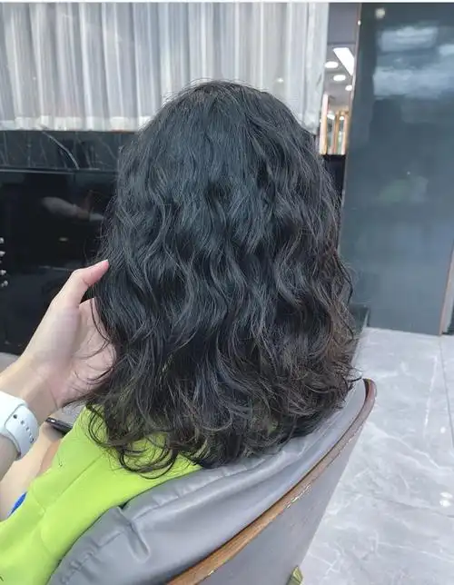 女人一过35岁,发型就选烫卷卷,洋气时尚很美满