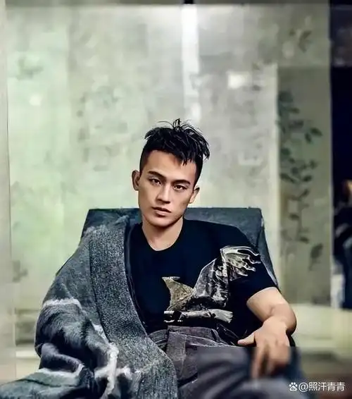 快乐男声欧豪现在属于90后当中比较红火的,有颜值有演技!