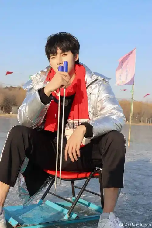 明星冰雪运动穿搭 邓超元的亮色搭配很拉风值得借鉴