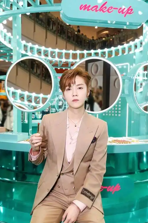 鹿晗最新写真,绿色西装配红色头发复古帅气,看起来好高级感满满