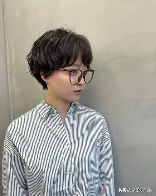 女士短发别乱整,蓬松烫刚刚好,不夸张很时尚_发型_女性_魅力