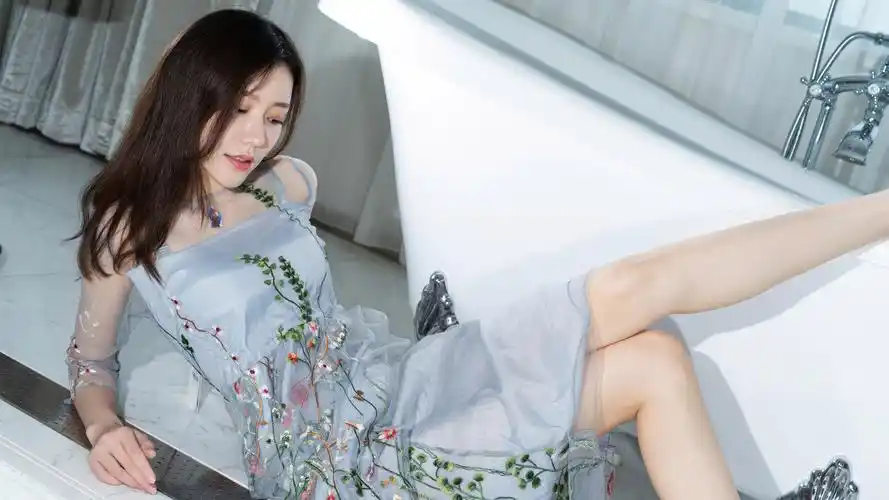 克拉女神江琴好看裙子美腿浴缸美女壁纸