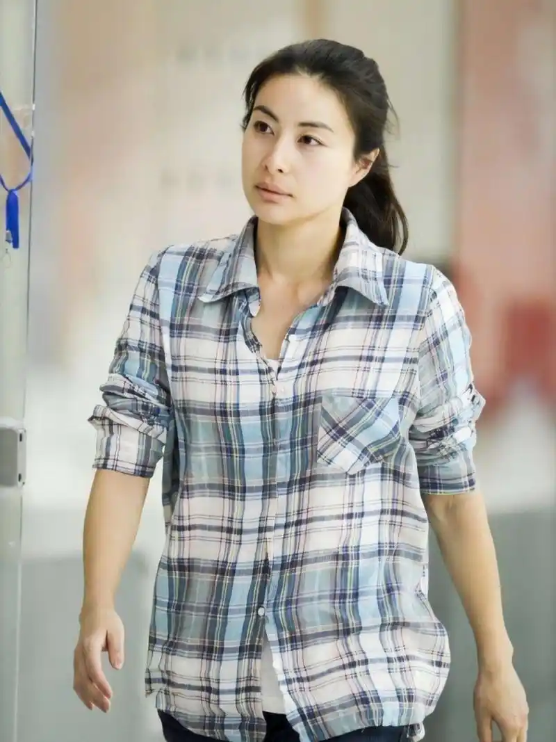 原创郭晶晶三胎后首现身,低调黑白配体态丰盈显富态,手上钻戒抢镜!