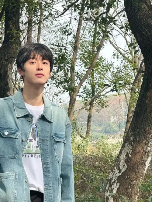 吴宇恒超话"野"生日常91祝你春天愉快#照片不够涂鸦来凑