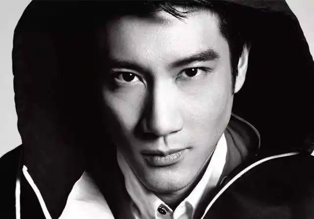 王力宏在迪拜被当成观众,唱歌惊艳全场:明明有颜值,偏要靠才华_音乐