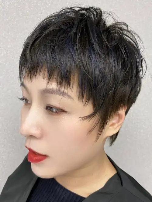 时尚的短发加上个性的挑染让整个发型显得不单调也不会显得格外显眼让