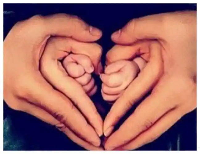我找一张图片,一个图片里面有三双手,婴儿的在最里面,妈妈的在第二层