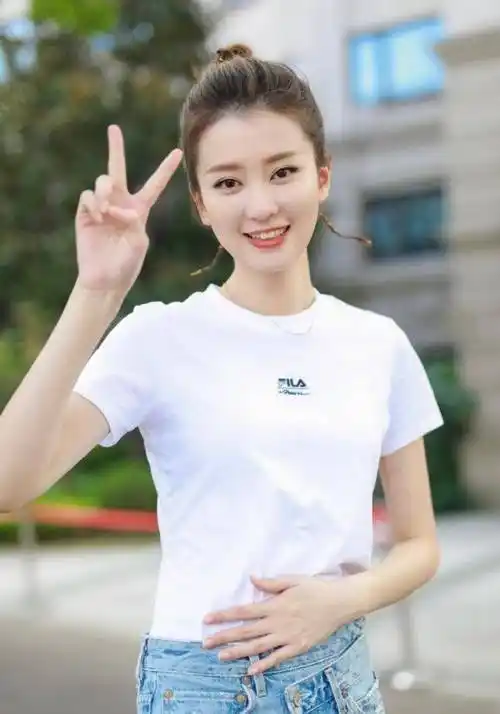 乔欣上班暴露体重了,t恤短裙94斤变74斤既视感,腿细成"竹竿"_衣品