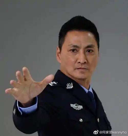 在照片中,何家劲身穿警装,仍然帅气英挺,没有一点老态.