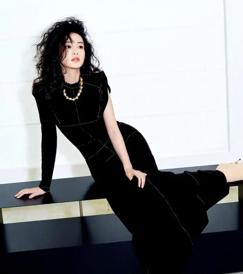 李沁成为了《精品购物指南》4月刊的封面人物.