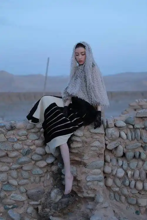 倪妮拍摄花絮曝光挑战个性造型似女王