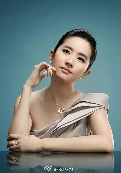 刘亦菲虽然颅骨高但是额头窄太阳穴凹陷 所以很少贴头皮 我后面单独给