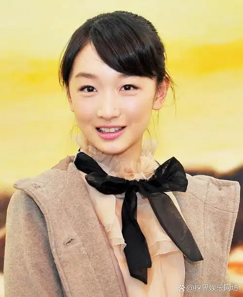 周冬雨:事业与爱情的抉择,追求情感的丰富与满足 周冬雨是一位充满