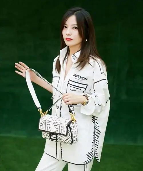 44岁赵薇成熟女性魅力满分时尚大片成熟自信白色休闲装太有范