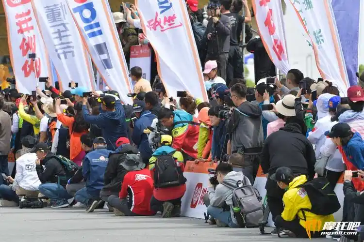 2018环塔拉力赛发车仪式现场人潮汹涌 手机拍成为主旋律 - 摩托吧