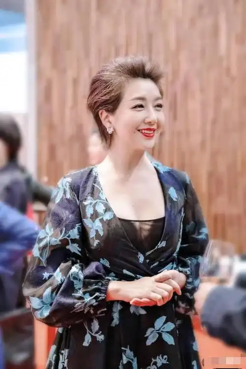 江珊不愧是老戏骨, 穿衣服兜不住再加块黑布挡着, 时髦感还挺另类