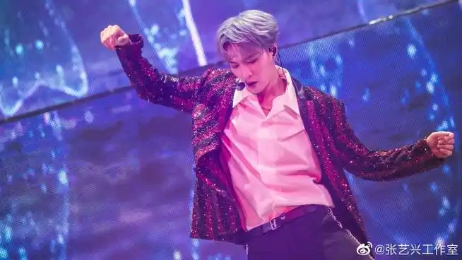 的花絮里,张艺兴与外国舞者无障碍交流,外国舞者称赞张艺兴的狂派舞