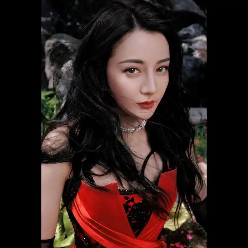 迪丽热巴一袭红衣置身山水 魅力十足颇有东.搜狐娱乐讯 7月2 - 抖音