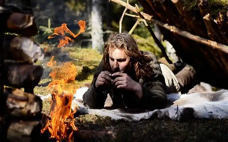 这才是野外牛人,回归到原始人的生活,自制斧头搭建庇护所