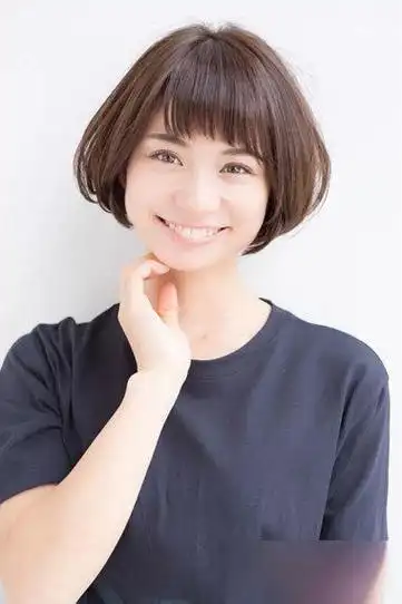 女生短发,薄刘海,发型甜美可爱的少女短发,前面立体感十足,眉毛上的