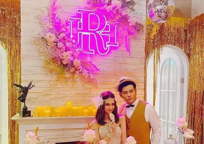 在活动上面,昆凌穿着婚纱,周杰伦穿着西服,两个人郎才女貌的样子,真的