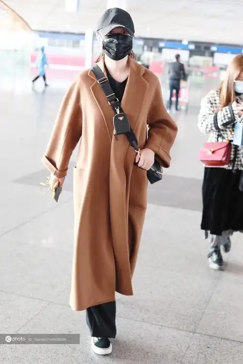 街拍马丽穿驼色阔袖超长羊绒大衣背prada子母包