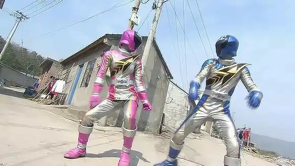 视频- 巨神战击队:勇往直前天战卫!智慧美丽梦战卫!团结一心,开战!