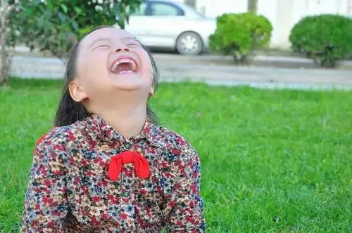 开怀大笑的女汉子,不像是的的风格