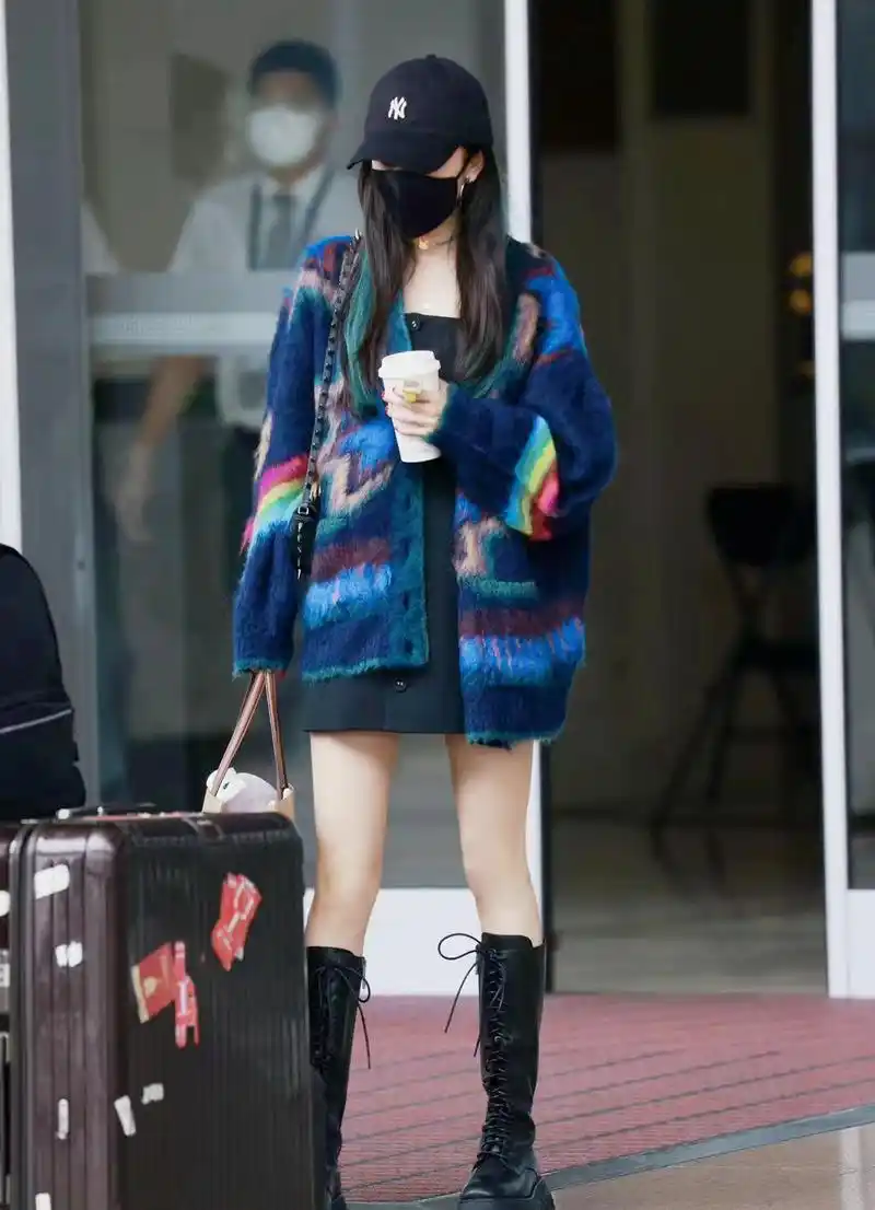 杨幂开工前低调逛街长腿吸引路人目光现场男子看得移不开眼