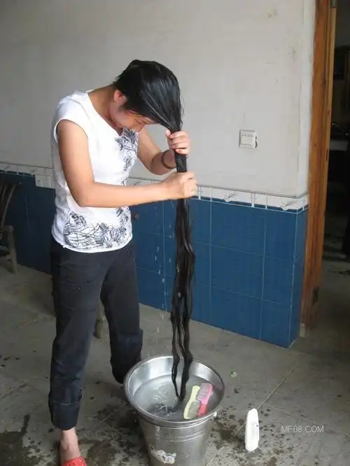 来几张长发美女周艳的洗发照