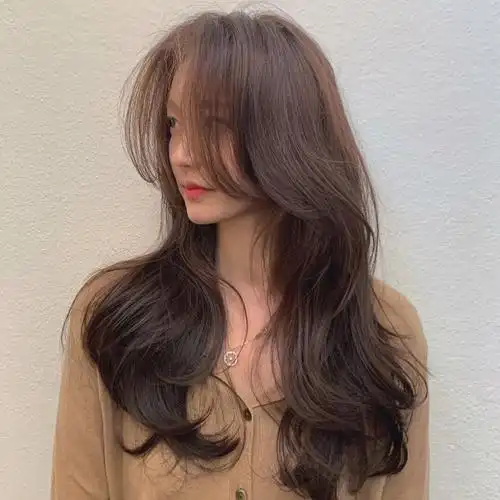 韩式纹理烫打造的纹理卷发搭配长发,在气质非常优雅.