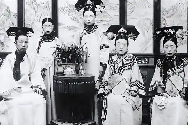 清朝的妃嫔很丑?一组老照片告诉你,她们的容颜不输女明星