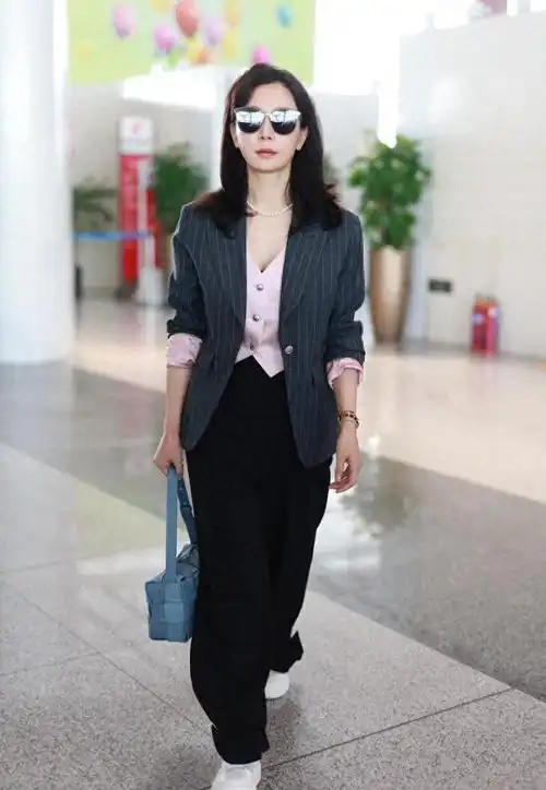陈数现身北京机场身穿西装搭配墨镜知性优雅
