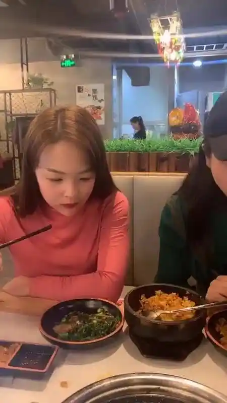 和闺蜜一起吃烤肉吃了一晚上的寂寞吧