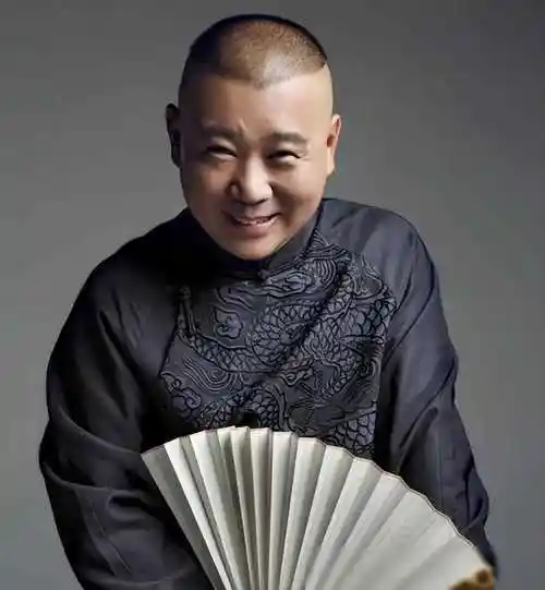 郭德纲直播首秀观众瞬间10万,直播间礼物刷不停,曹云金竟成榜